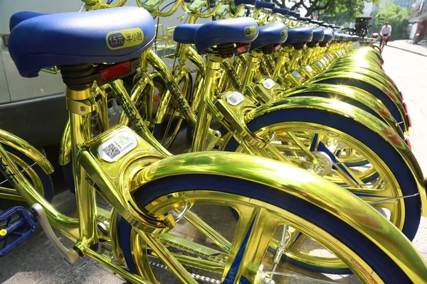 Goldene Fahrräder Eines Chinesischen Fahrradverleihdienstes Stehen Auf Einer Straße Der — Stockfoto