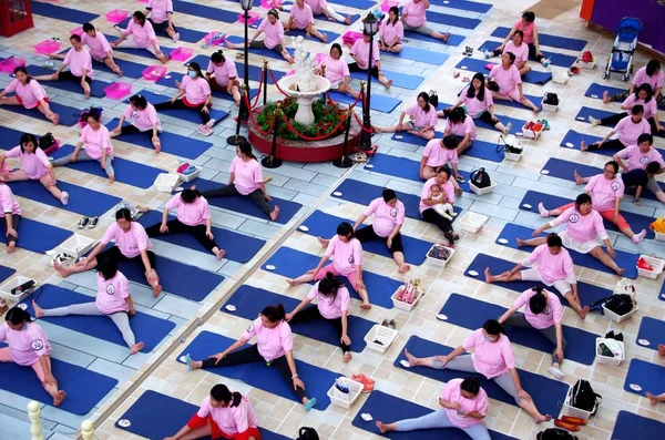Schwangere Frauen Praktizieren Yoga Auf Einem Platz Der Stadt Wuhan — Stockfoto