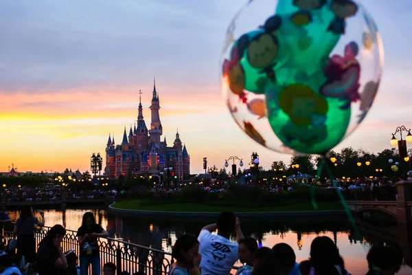 Les Touristes Affluent Shanghai Disneyland Lors Cérémonie Célébration Premier Anniversaire — Photo