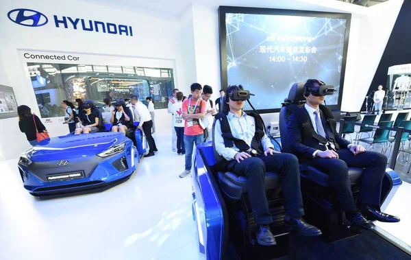 Odwiedzający Wypróbować Urządzenia Virtual Reality Autonomicznych Pojazd Stoisku Hyundai Podczas — Zdjęcie stockowe