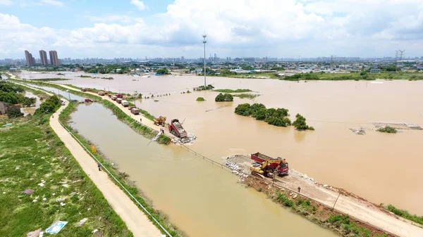 Camiones Descargan Piedras Para Llenar Brecha Dique Largo Del Campo — Foto de Stock