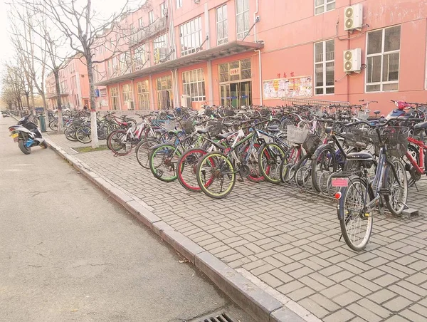 Uszkodzone Złomowane Rowery Zaparkowane Placu Kampusie Uniwersytetu Zhengzhou Mieście Zhengzhou — Zdjęcie stockowe