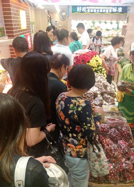 Los Consumidores Chinos Esperan Cola Para Comprar Golden Pillow Durians — Foto de Stock