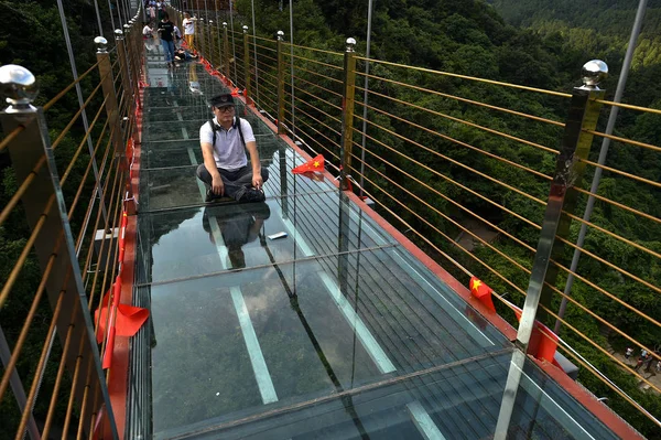 Touriste Trouve Sur Pont Suspendu Verre Qui Traverse Les Montagnes — Photo