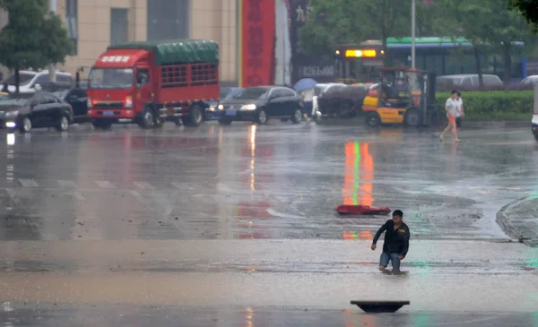 Chinese Worker Drains Away Water Flooded Street Caused Heavy Rain — Stock Photo, Image