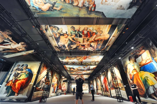 Visitors Admire Replicas Michelangelo Murals Preview Genesis Exhibition World Financial — Stock Photo, Image