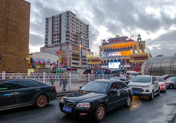Fahrzeuge Fahren Hochhäusern Auf Einer Straße Der Stadt Urumqi Der — Stockfoto