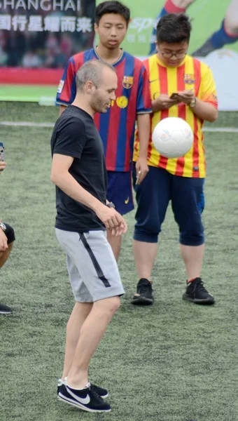 Futbolista Español Andrés Iniesta Patea Pelota Durante Evento Comercial Shanghái — Foto de Stock