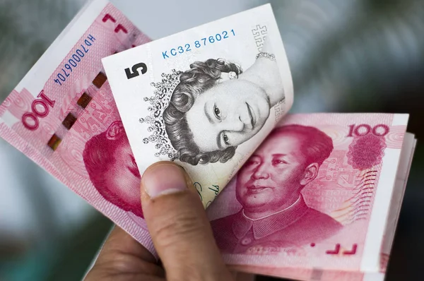 Uomo Cinese Conta Banconote Sterline Britanniche Banconote Rmb Renminbi Yuan — Foto Stock