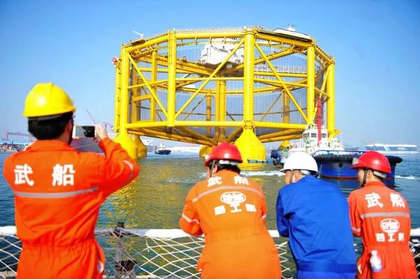 Trabajadores Chinos Observan Ocean Farm Una Instalación Inteligente Agricultura Oceánica —  Fotos de Stock