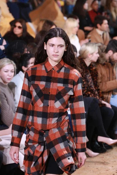 Una Modelo Muestra Una Nueva Creación Desfile Moda Lacoste Durante — Foto de Stock