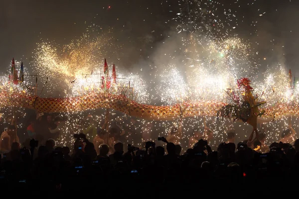 Artistas Chineses Realizam Uma Dança Dragão Faíscas Fogos Artifício Para — Fotografia de Stock