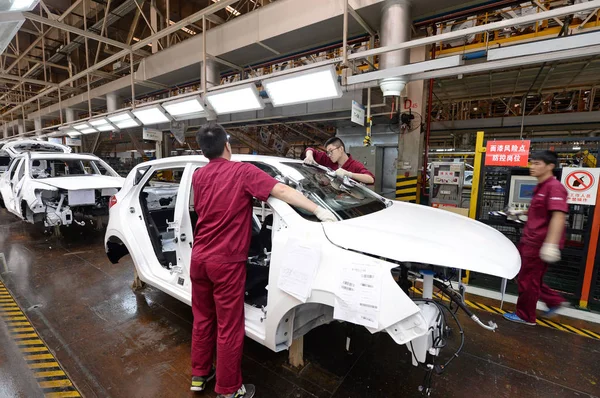 Trabalhadores Chineses Montam Carro Linha Montagem Fábrica Automóveis Jac Motors — Fotografia de Stock