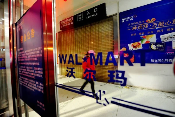 Clientes Caminham Supermercado Walmart Cidade Luoyang Província Central Henan China — Fotografia de Stock