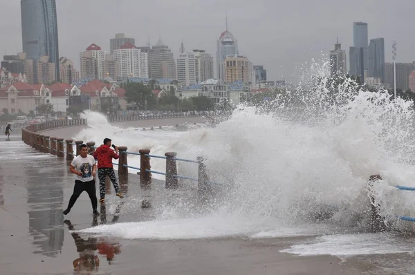Turistler Doğu Çin Shandong Eyaletinin Qingdao Kentinde Deniz Kıyısındaki Bir — Stok fotoğraf