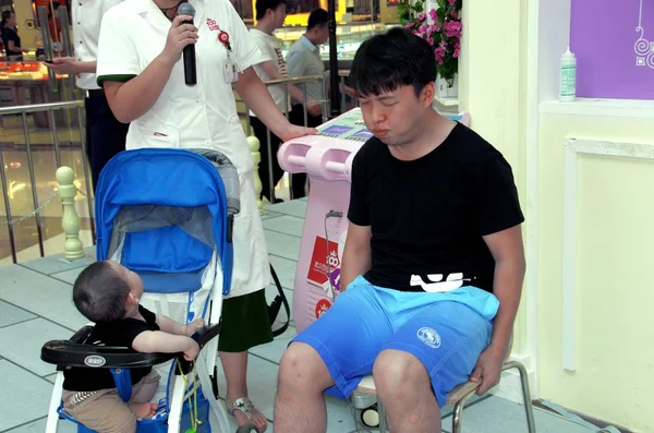 Would Father Goes Labor Pain Square Wuhan City Central China — Stock Photo, Image