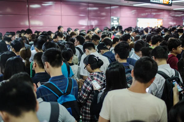 Utasok Okostelefon Segítségével Böngészhet Interneten Miközben Várja Metró Vonatok Metró — Stock Fotó