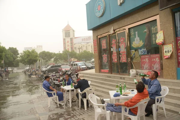 Місцеві Жителі Пити Пиво Придорожніх Ресторан Sandstorm Jiayuguan Місто Північно — стокове фото