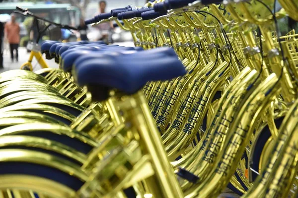 Arany Kerékpárok Kínai Kerékpár Megosztási Szolgáltatás Coolqi Sorakoznak Fel Road — Stock Fotó