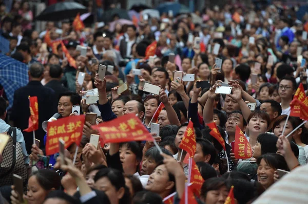 Místní Čínské Obyvatele Rodiče Dav Ulicích Vyprovodit Studenty Maotanchang Střední — Stock fotografie