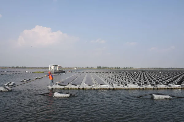 View of solar panels in the world's largest floating solar energy plant with a capacity of 40 megawatts of energy in Huainan city, east China's Anhui province, 7 June 2017 — Stock Image View Solar Panels World Largest Floating Solar Energy Plant Capacity Royalty Free Stock Images