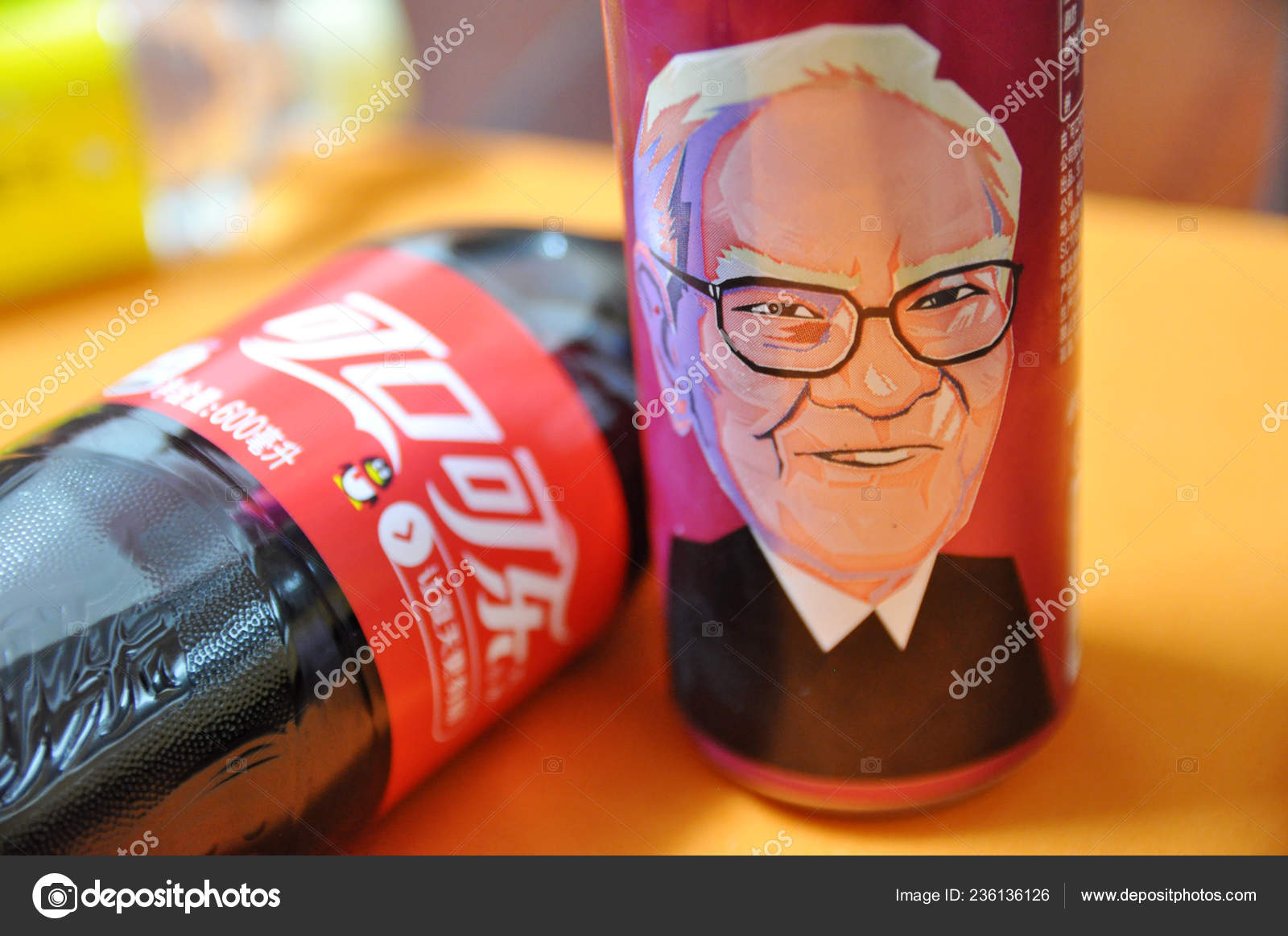 Ceo의 버크셔 웨이의 초상화와 코카콜라의 중국의 2017에에서 슈퍼마켓에서 음료와 선반에 — 스톡 에디토리얼 사진 © IC Photo  #236136126