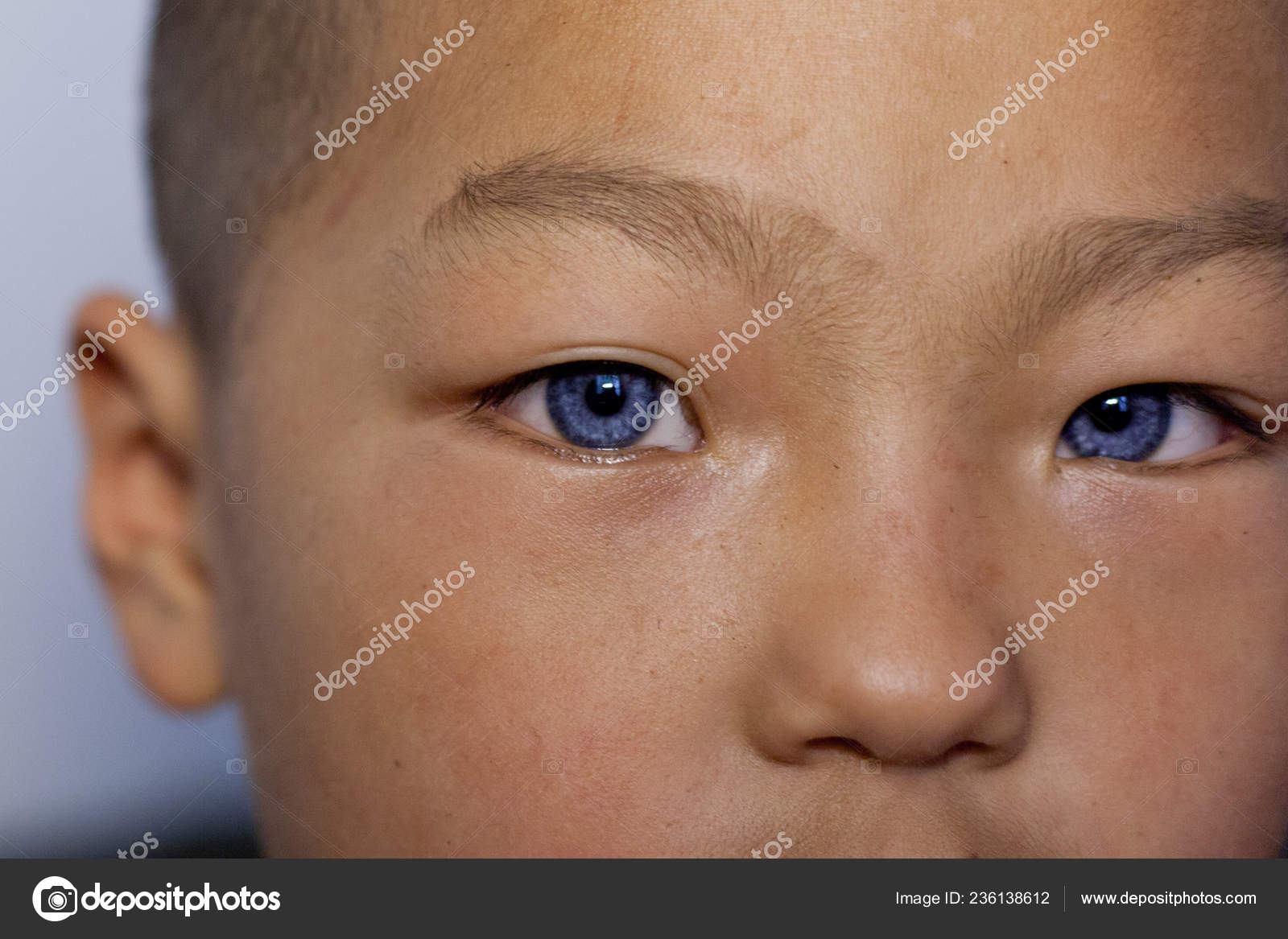 Chinois yeux bleus