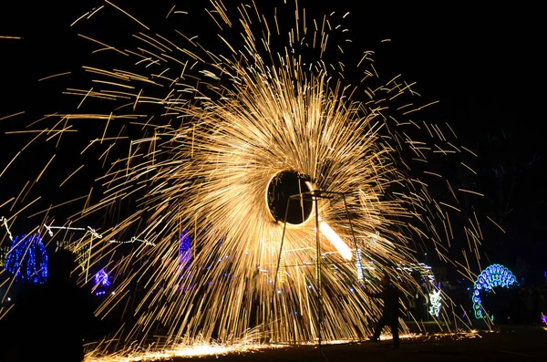 Umělec Zatáček Kolo Spinning Roztaveného Železa Vytvoření Jiskry Vytvoření Jiskry — Stock fotografie