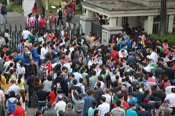 Gli Studenti Cinesi Accompagnati Dai Loro Genitori Attendono Davanti Una — Foto Stock