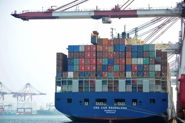 海外に出荷されるコンテナを搭載した貨物船青島市の青島港に停泊 中国東部の山東省 月2017 — ストック写真