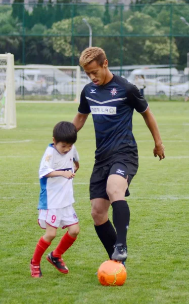 Futbolista Japonés Keisuke Honda Milan Instruye Niño Pequeño Durante Programa — Foto de Stock