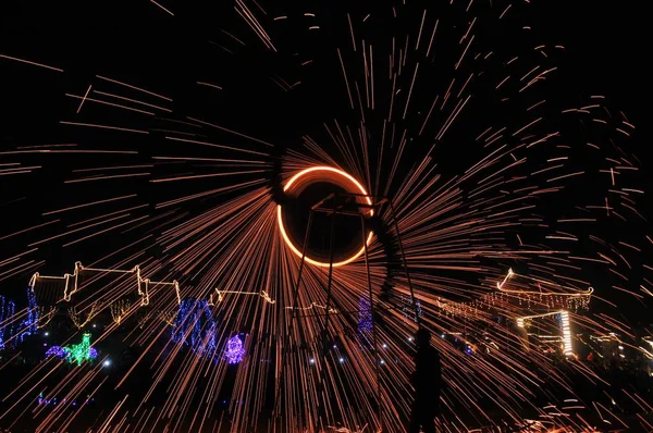 Performer Turns Wheel Spinning Molten Iron Create Sparks Performance Celebrate — Stock Photo, Image