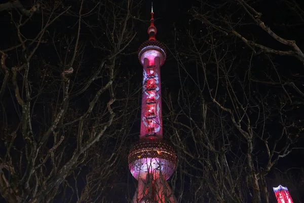 Oriental Pearl Tower Τηλεόραση Είναι Αναμμένη Κόκκινο Χρώμα Για Γιορτάσει — Φωτογραφία Αρχείου