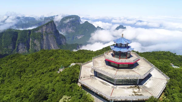 Vista Aérea Montaña Tianmen Montaña Tianmenshan Rodeada Nubes Parque Forestal — Foto de Stock