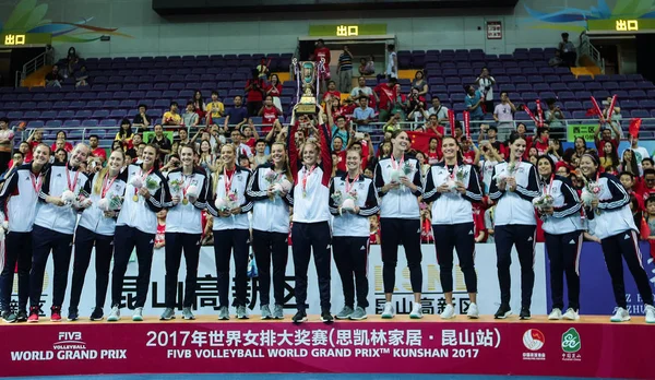 プール グループ Fivb バレーボール世界グランド グランプリ 2017 2017 日中国東部の江蘇省昆山市での試合後の勝者米国の選手が表彰式で表彰台にポーズします — ストック写真