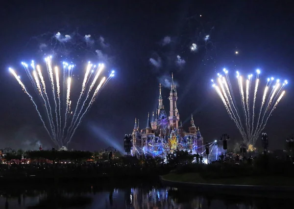 Los Fuegos Artificiales Explotan Sobre Castillo Disney Durante Ceremonia Celebración —  Fotos de Stock