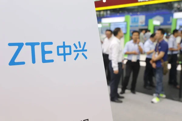Mensen Bezoeken Stand Van Zte Corporation Tijdens Een Tentoonstelling Shanghai — Stockfoto