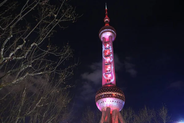 Oriental Pearl Tower Τηλεόραση Είναι Αναμμένη Κόκκινο Χρώμα Για Γιορτάσει — Φωτογραφία Αρχείου