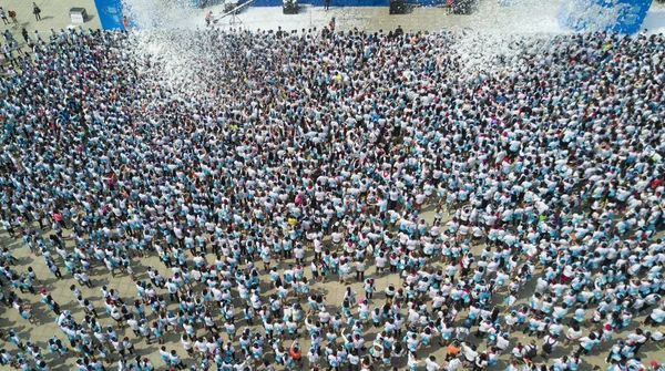 Εναέρια Θέα Περισσότερων Από 10000 Συμμετεχόντων Που Απολαμβάνουν Στη Φούσκα — Φωτογραφία Αρχείου