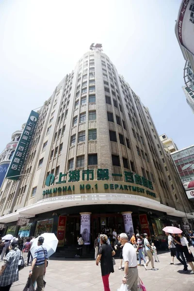 Les Piétons Passent Devant Shanghai Grand Magasin Qui Fermera Partir — Photo