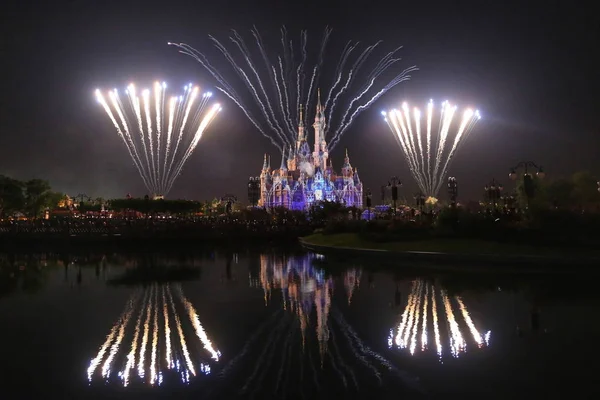 Fogos Artifício Explodem Sobre Castelo Disney Durante Cerimônia Celebração Primeiro — Fotografia de Stock