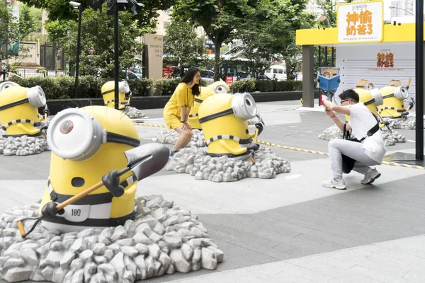 Cidadão Chinês Tira Fotos Com Esculturas Forma Minions Armadas Com — Fotografia de Stock