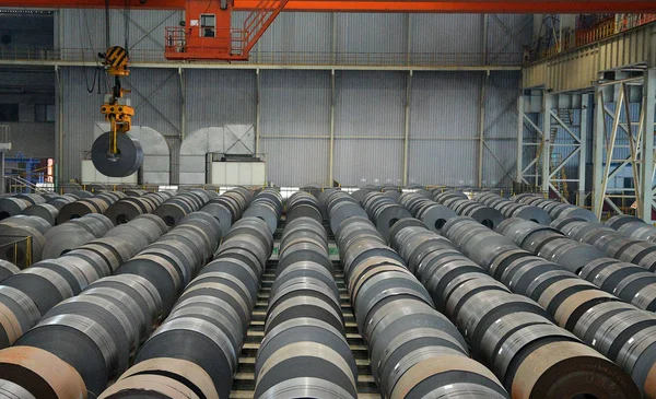 冷間コイル合金鋼板のロールは 2014年8月13日 中国北部の河北省半安市にある半安製鉄グループ Hansteel の工場の倉庫に保管されています — ストック写真