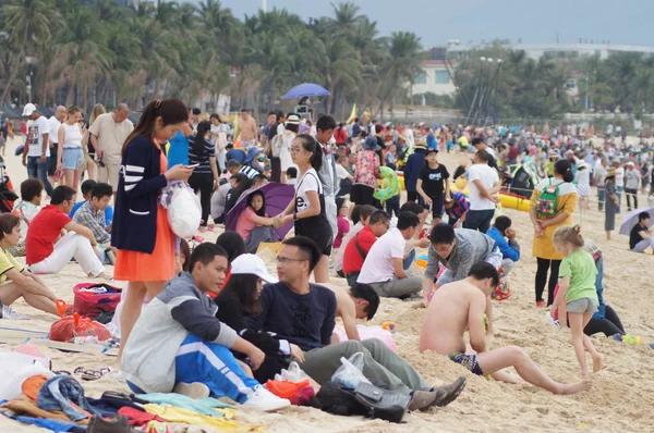 Turister Folkmassan Vid Stranden För Att Fira Det Kinesiska Nyåret — Stockfoto