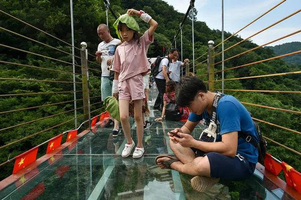 Turisták Séta Hegyen Való Átkelés Üveg Lánchíd Mulan Tianchi Festői — Stock Fotó