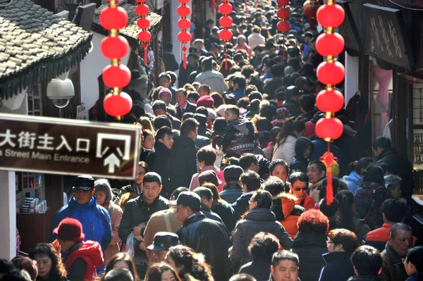 Turisti Affollano Città Vecchia Qibao Celebrare Capodanno Lunare Cinese Noto — Foto Stock