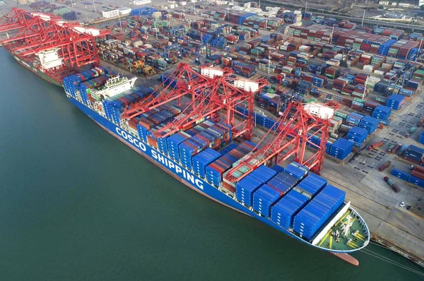 Ein Mit Containern Beladenes Frachtschiff Der Cosco Shipping Hafen Von — Stockfoto