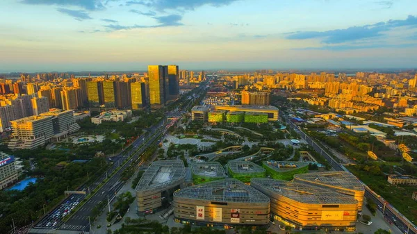 高層ビルや高層オフィスビル 2017 日の中国南部の海南省海口市に大雨の後で Cbd 中央ビジネス地区 の表示 — ストック写真