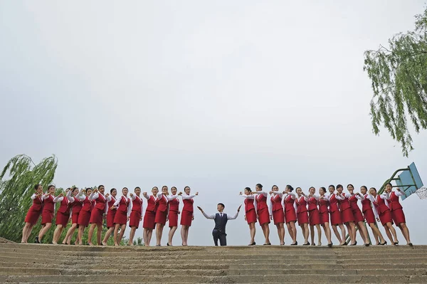 Γυναίκες Απόφοιτοι Των Αεροσυνοδών Μεγάλες Ντυμένοι Στολές Αεροσυνοδός Ποζάρουν Για — Φωτογραφία Αρχείου
