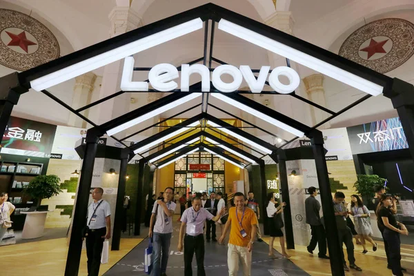 Ludzie Odwiedzają Stoisko Lenovo Podczas Expo Finansowego Pekinie Chiny Wrzesień — Zdjęcie stockowe
